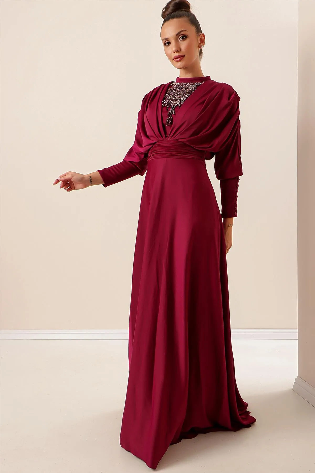 By Saygı  Langes Kleid aus Satin mit gerafften Ärmeln, Knopfdetail, gefütterter und perlenbesetzter Vorderseite