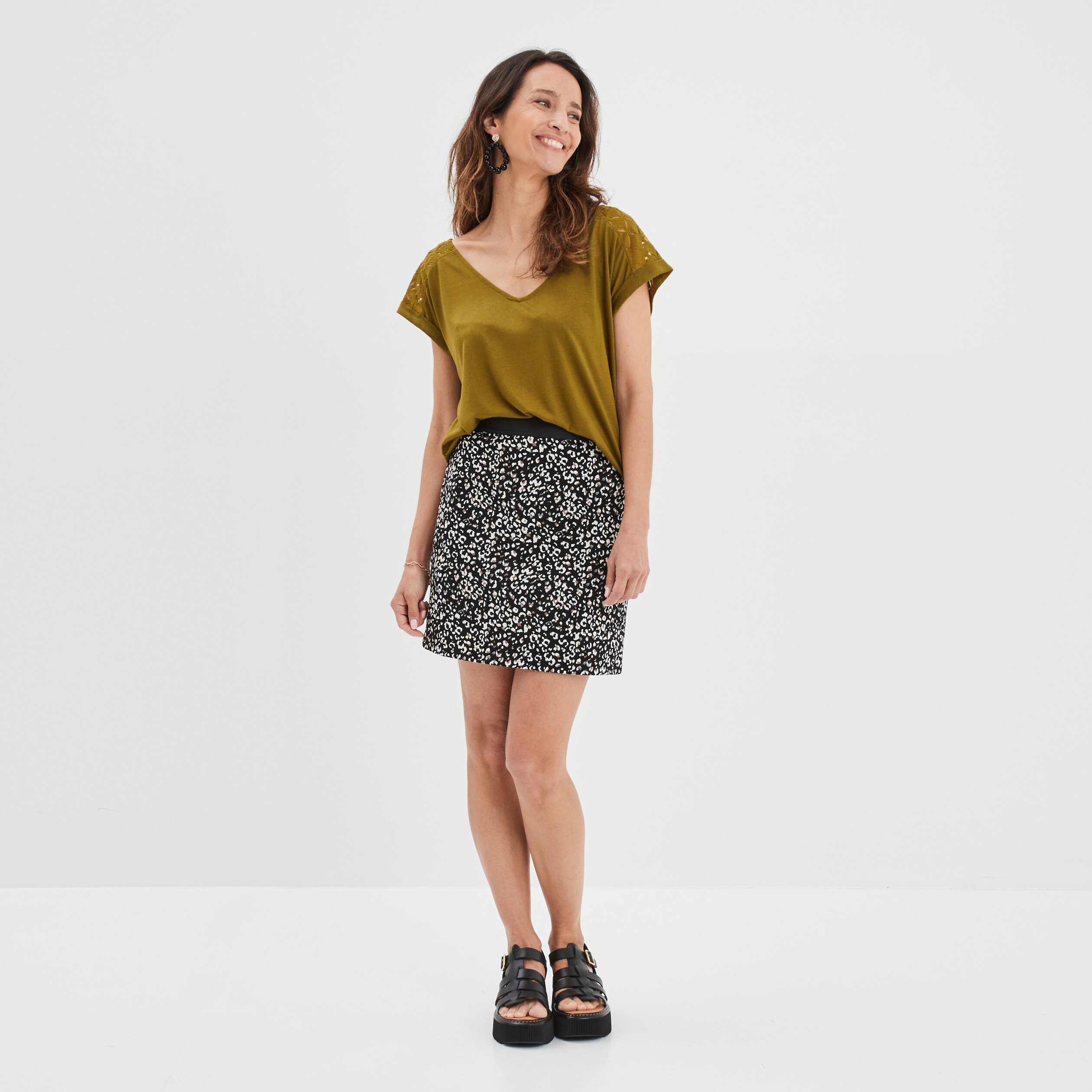 T-shirt col en V dentelle épaules et dos vert olive femme | La Halle