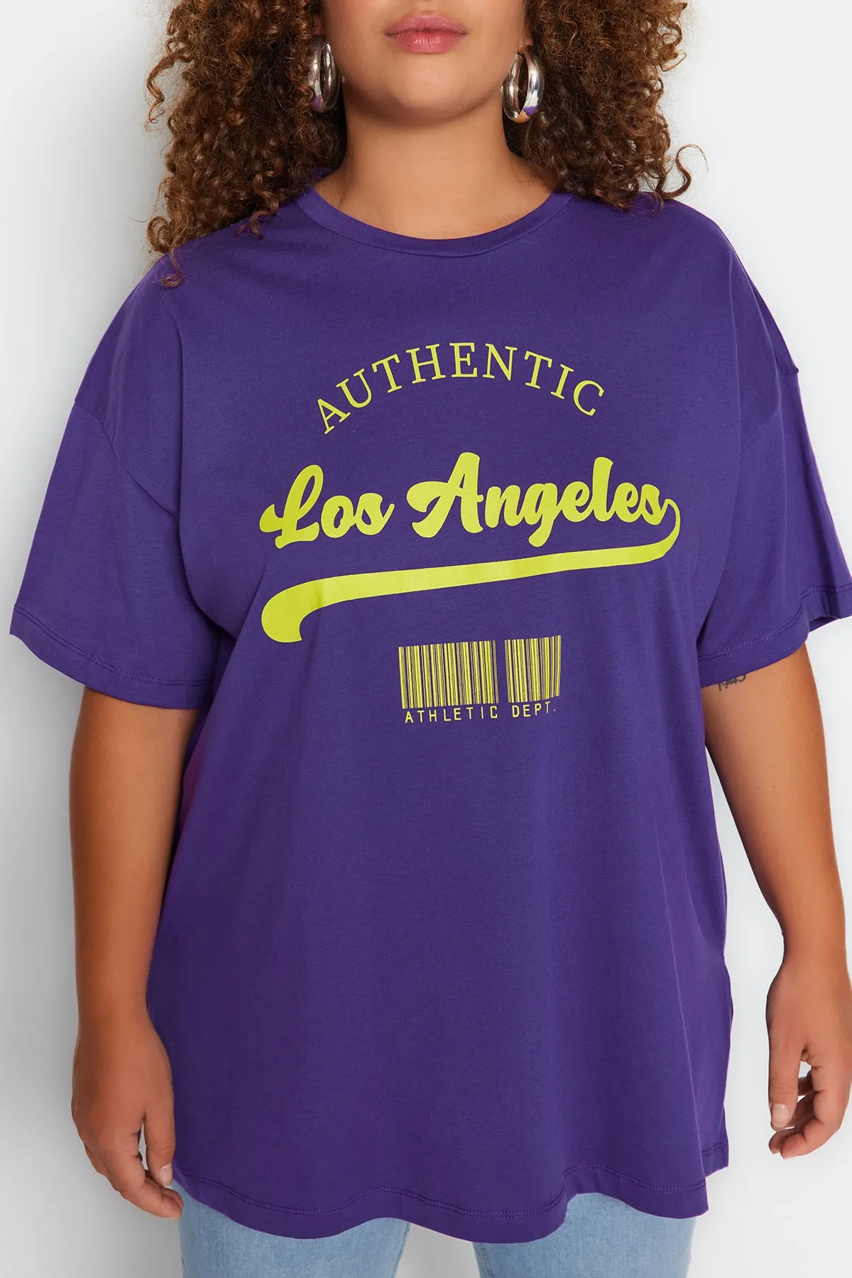 Trendyol Curve  Lilafarbenes, weit geschnittenes, bedrucktes Strick-T-Shirt mit Rundhalsausschnitt TBBSS23AH00131