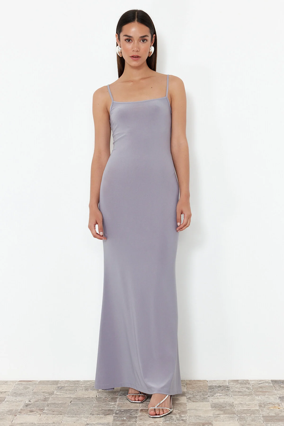 Trendyol Collection  Graues Maxi-Maxikleid mit tailliertem/taillierten Trägern und flexiblem Strickmuster TWOSS23EL02435