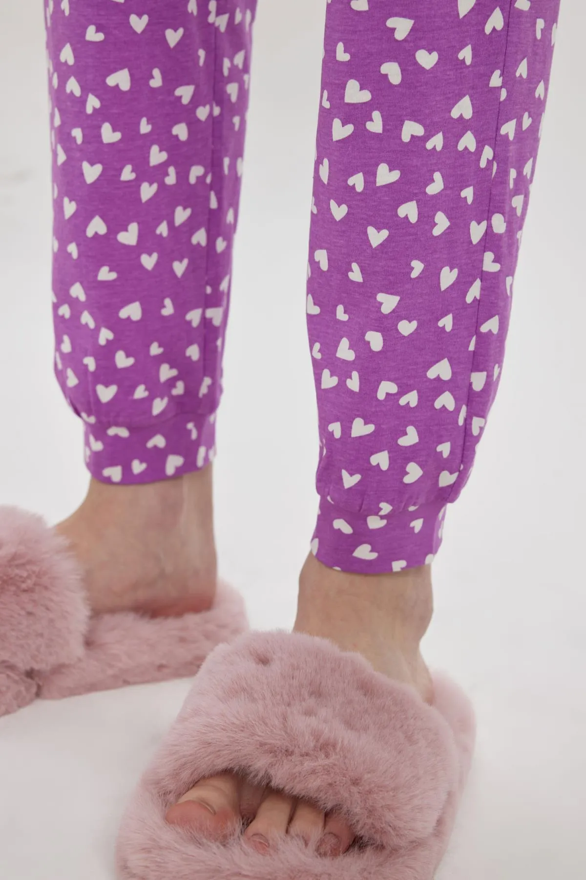 DeFacto  Lässige Pyjamahose mit Herzmuster und normaler Passform - Fall In Love B6196ax24sp