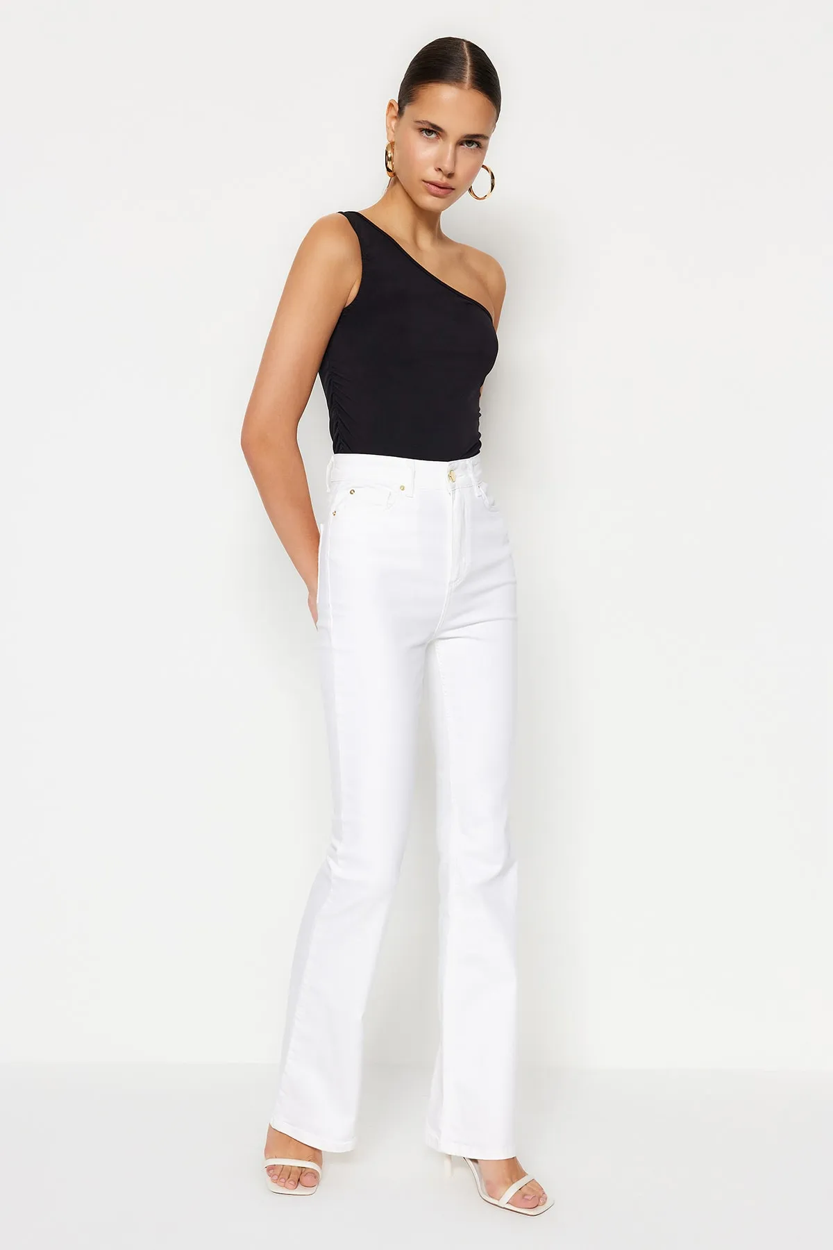 Trendyol Collection  Weiße Schlagjeans mit hoher Taille TWOSS23JE00203