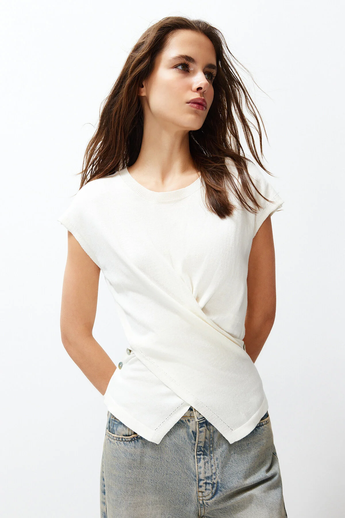 Trendyol Collection  Strickbluse in Ecru-Baumwoll-T-Shirt-Optik TWOSS24BZ00266