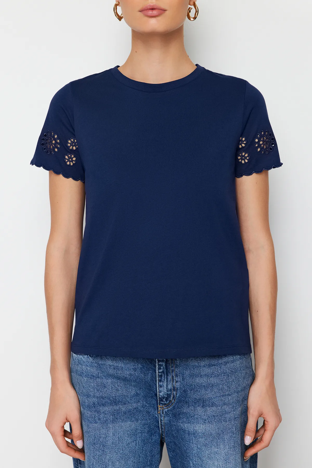 Trendyol Collection  Marineblaues Strick-T-Shirt mit Stickerei und detailliertem Normal-/Grundmuster TWOSS24TS00068