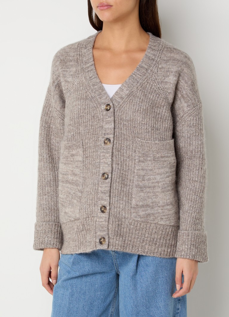 Cardigan Alva de la Selected Femme, confecționat din material gros tricotat cu un amestec de lână alpaca.