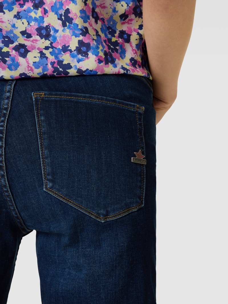 Jeans mit Label-Details in dunkelblau