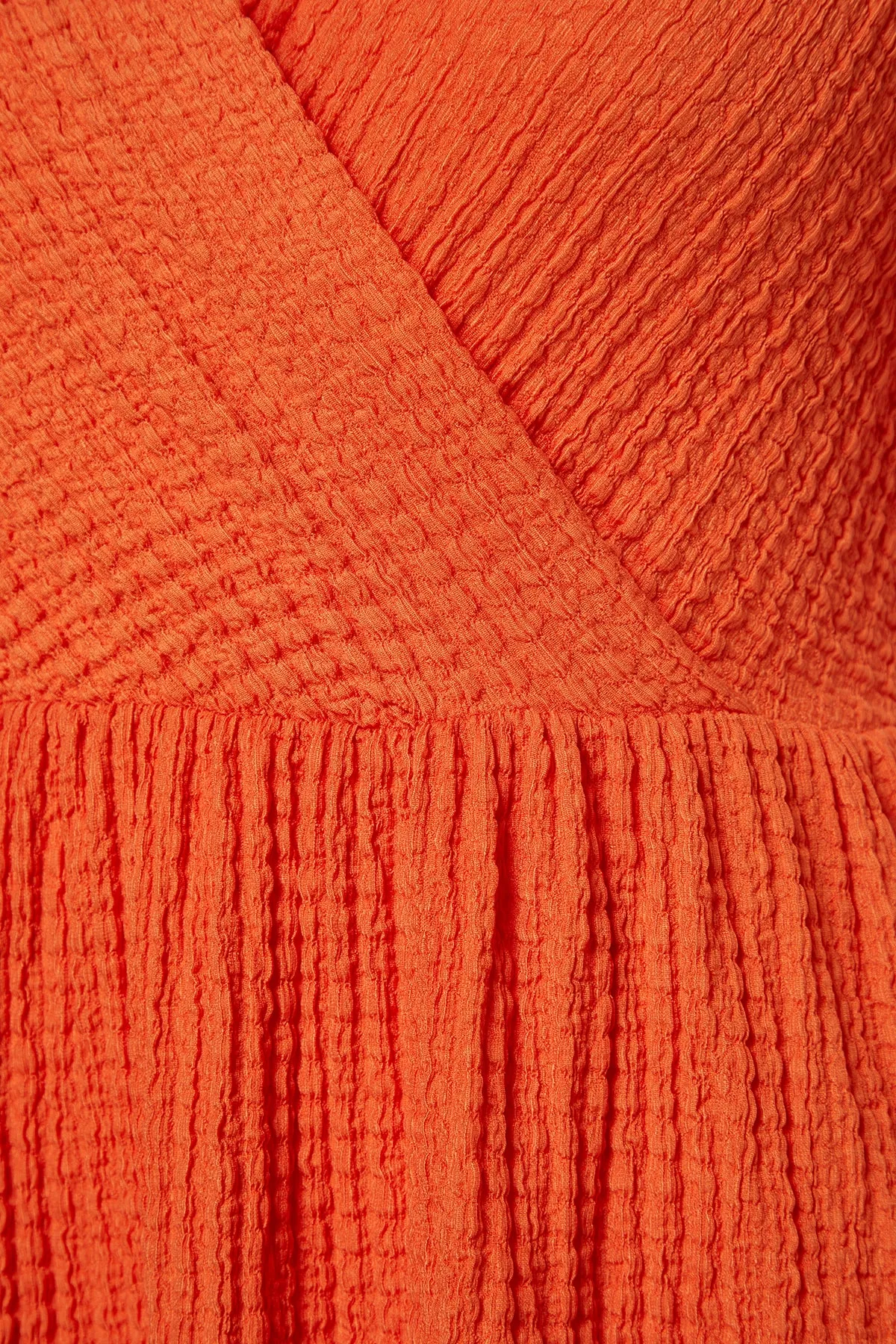 Trendyol Curve  Hellorangefarbenes Skater-Strickkleid mit V-Ausschnitt und zweireihigem Verschluss TBBSS22EL2987