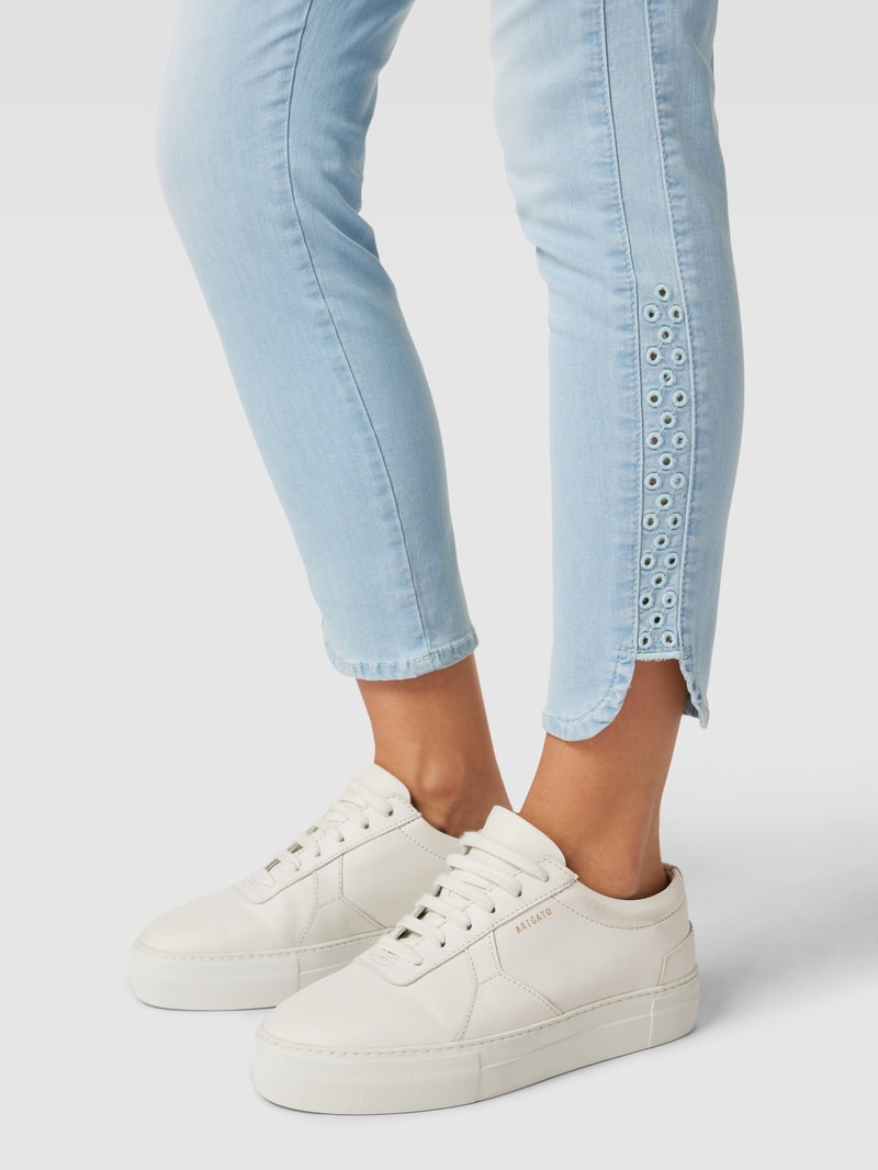Jeans mit Label-Patch Modell 'ORNELLA' in hellblau