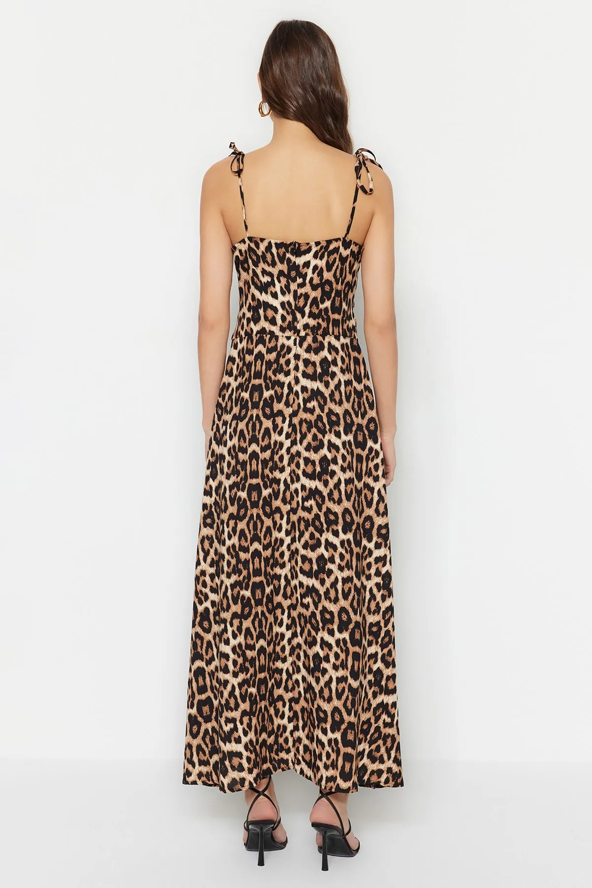 Trendyol Collection  Kamelfarbenes, gewebtes Kleid mit Maxi-Schlitz und detailliertem Leopardenmuster TWOSS23EL01892