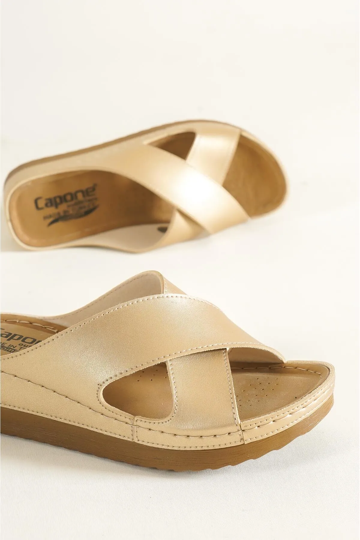 Capone Outfitters  Capone Z0632 Gold Anatomische Komfort-Hausschuhe für Damen