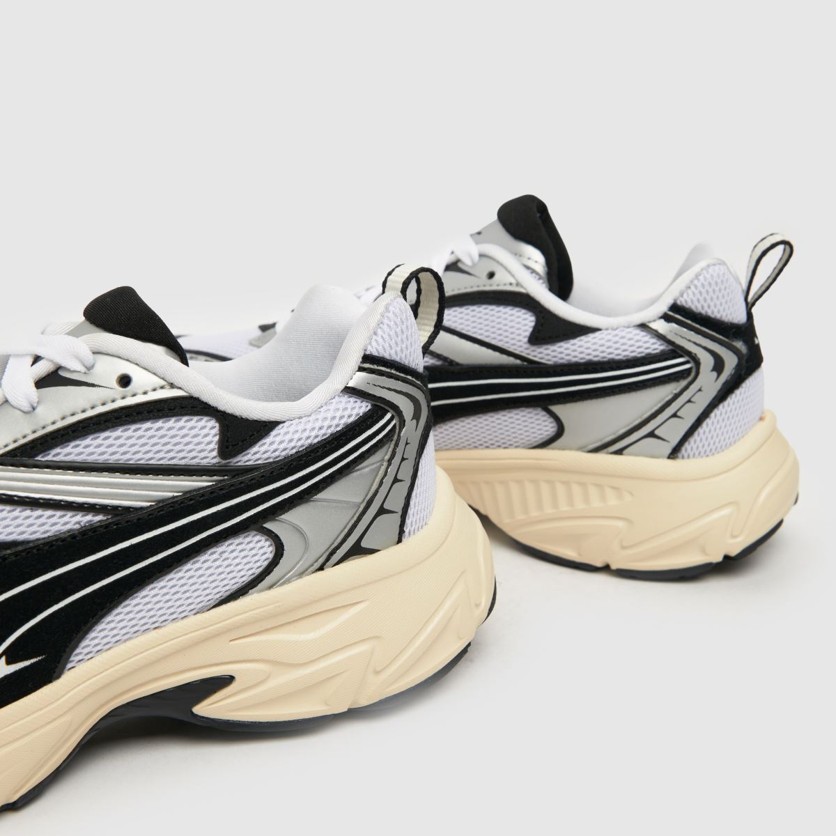 PUMA morphic retro-sneakers i vitt och svart