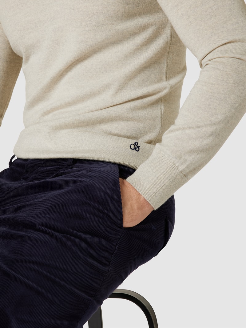 Strickpullover mit Label-Stitching in hellgrau