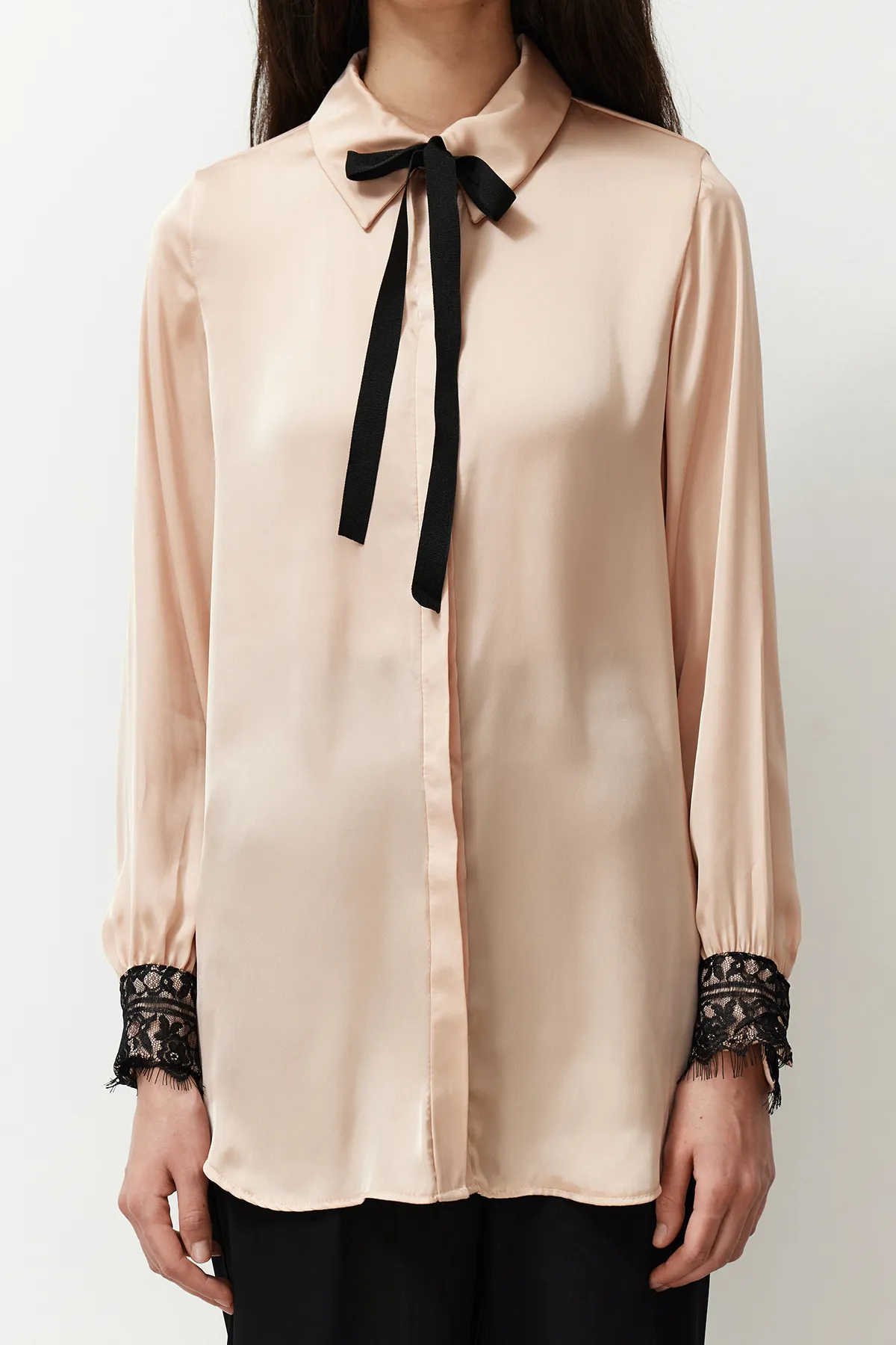 Trendyol Modest  Beiges Hemd aus gewebtem Satin mit Spitzendetail TCTSS24TG00024