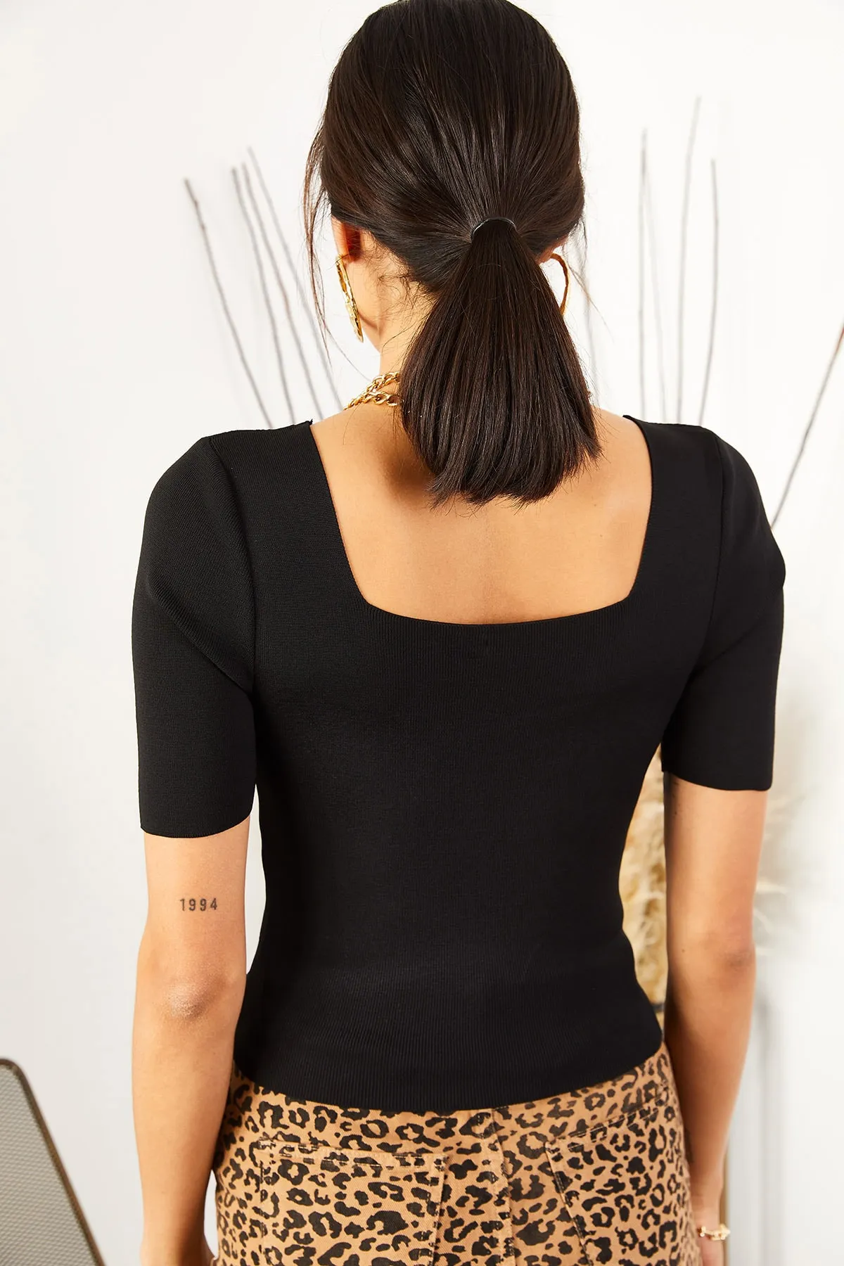Olalook  Schwarze Damen-Strickbluse mit quadratischem Ausschnitt über der Taille BLZ-19001378
