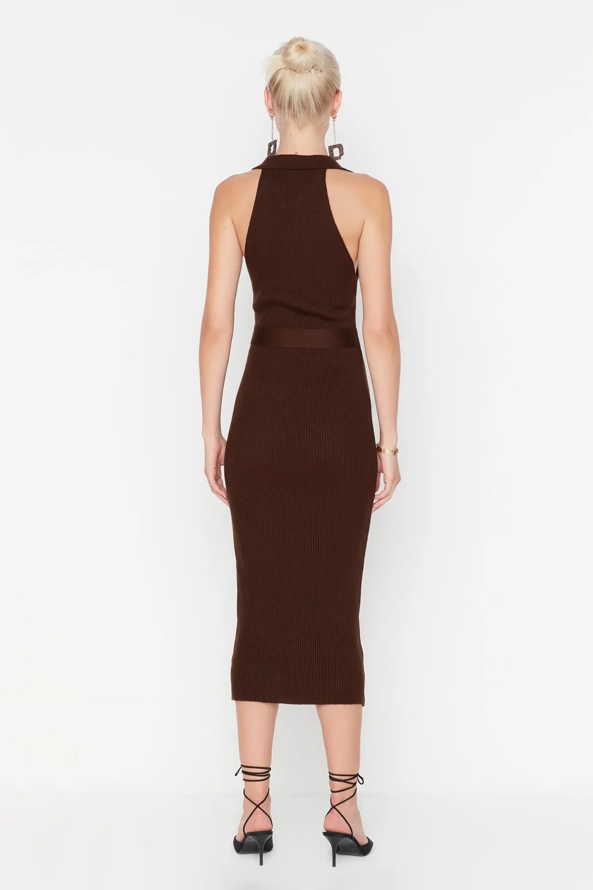 Trendyol Collection  Braunes Strick-Midikleid mit Gürteldetail TWOSS22EL1031