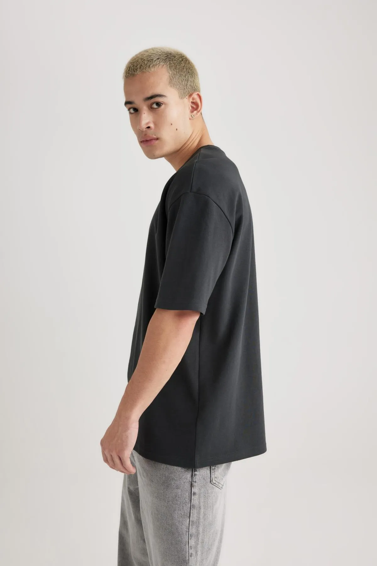 DeFacto  Kurzarm-Basic-T-Shirt aus schwerem Stoff mit Rundhalsausschnitt in Oversize-Passform X3926az24sp