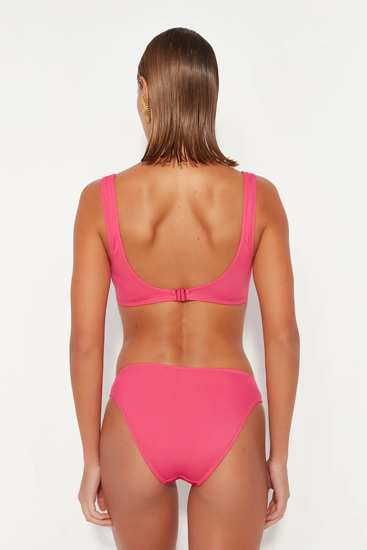Trendyol Collection  Rosa strukturierte Bikinihose mit normalem Beinausschnitt TBESS21BA0014