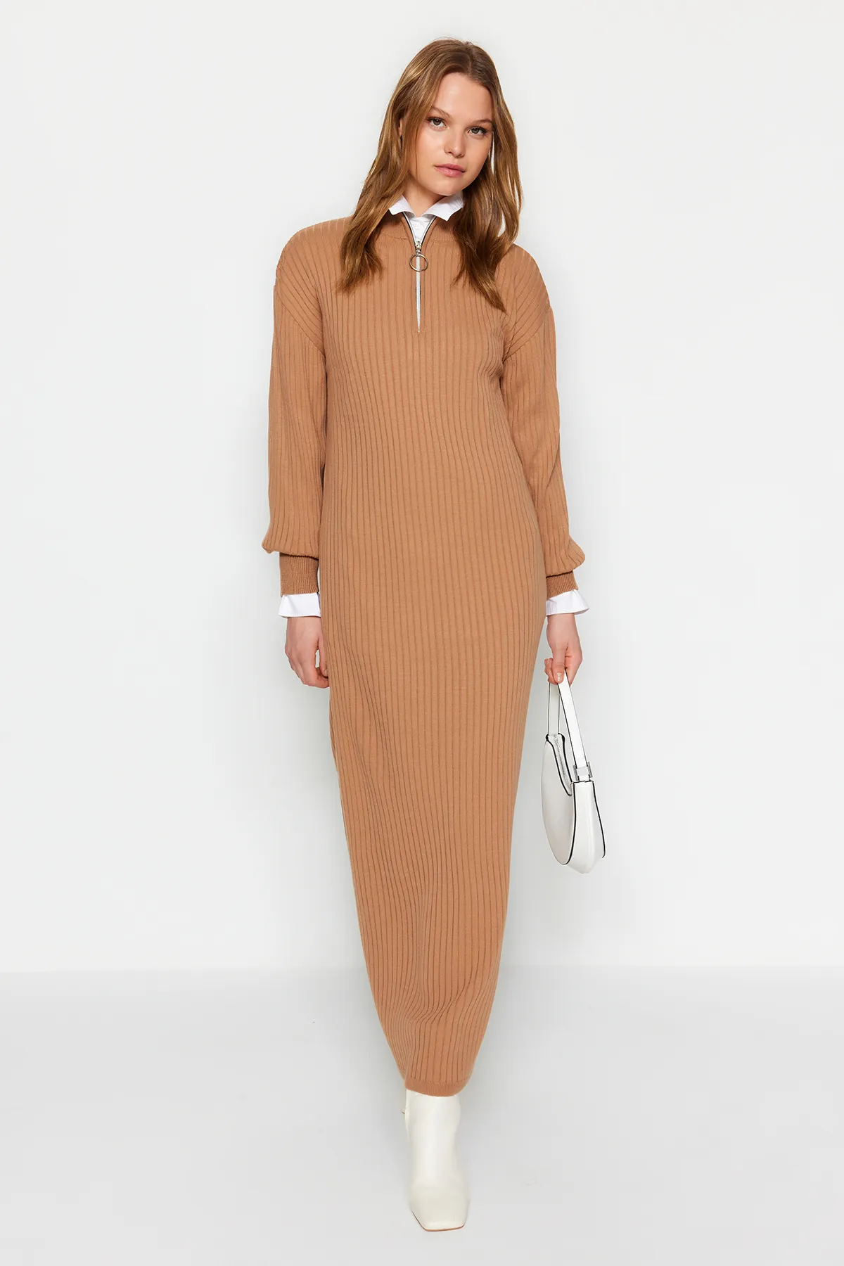 Trendyol Modest  Kamelfarbenes Rippstrickkleid mit Kragen und Reißverschluss TCTAW24EB00128
