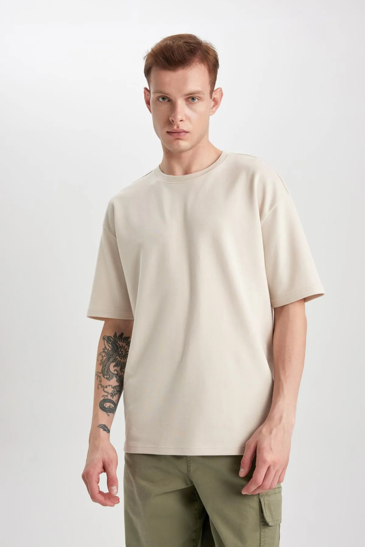 DeFacto  Kurzarm-Basic-T-Shirt aus schwerem Stoff mit Rundhalsausschnitt in Oversize-Passform X3926az24sp