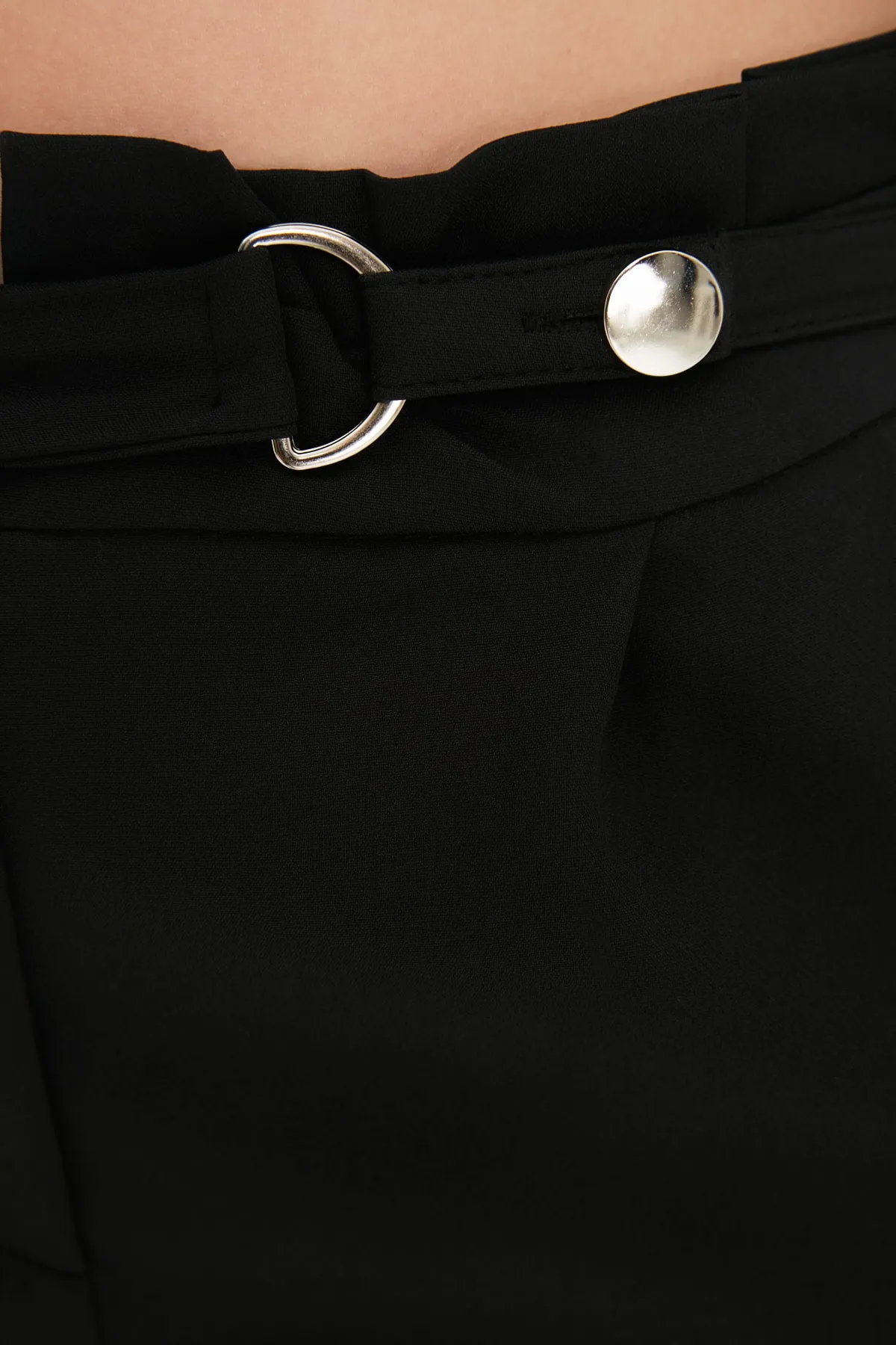 Trendyol Collection  Gewebte, plissierte Hose mit schwarzem Gürtel und Zigarette, schmales Bein, TWOSS20PL0131