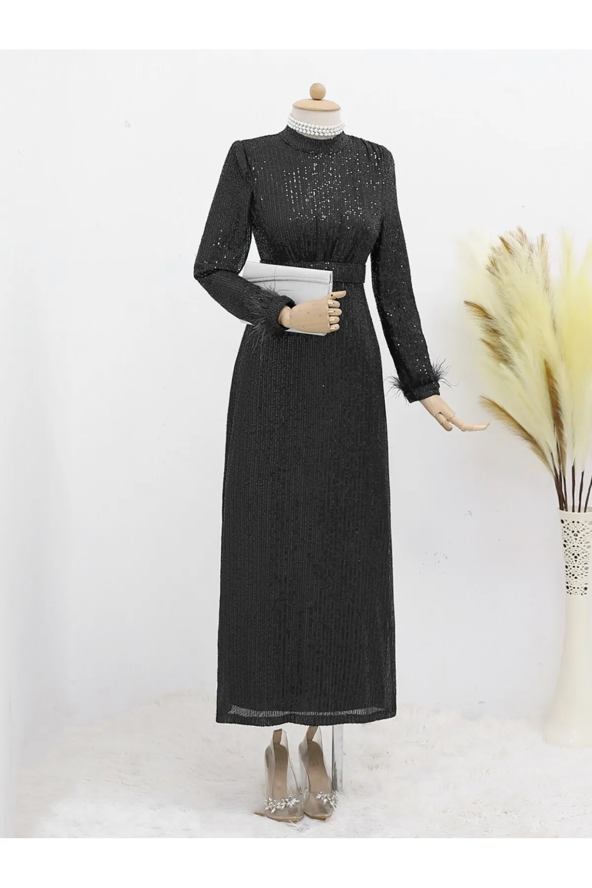 Modamorfo  Pailletten-Abendkleid mit Gürtel und Federärmeldetail