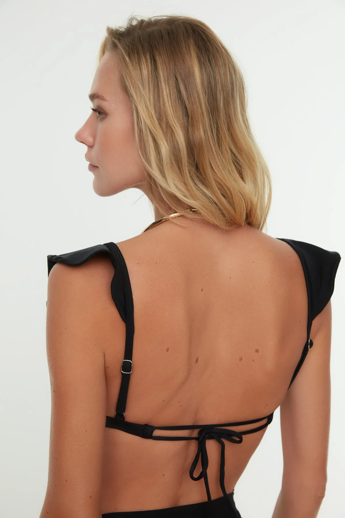 Trendyol Collection  Schwarzes Triangel-Bikinioberteil mit Rüschen TBESS22BU0023