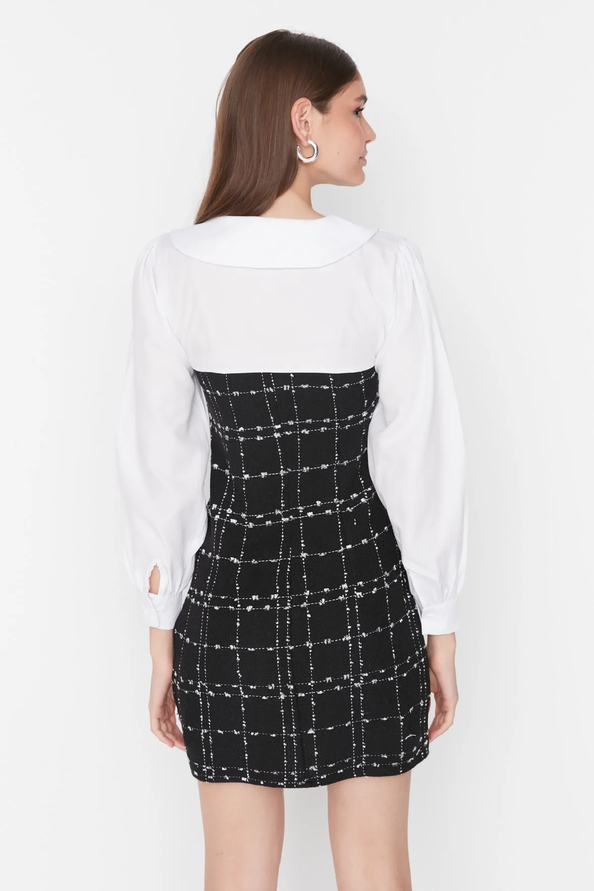 Trendyol Collection  Schwarzes Mini-Webkleid aus Tweed mit Hemdkragen in A-Linie TWOAW23EL00701