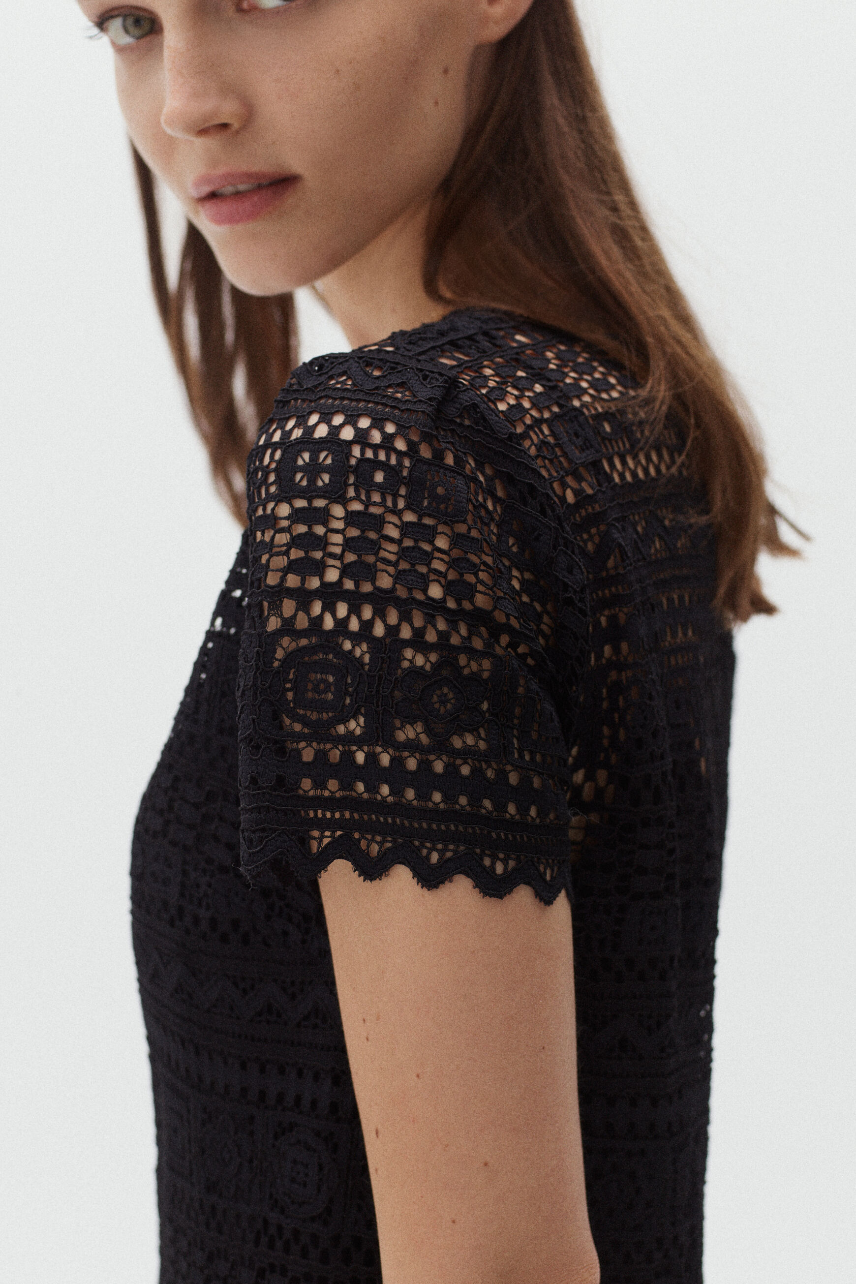 Robe courte lulu en dentelle noir femme