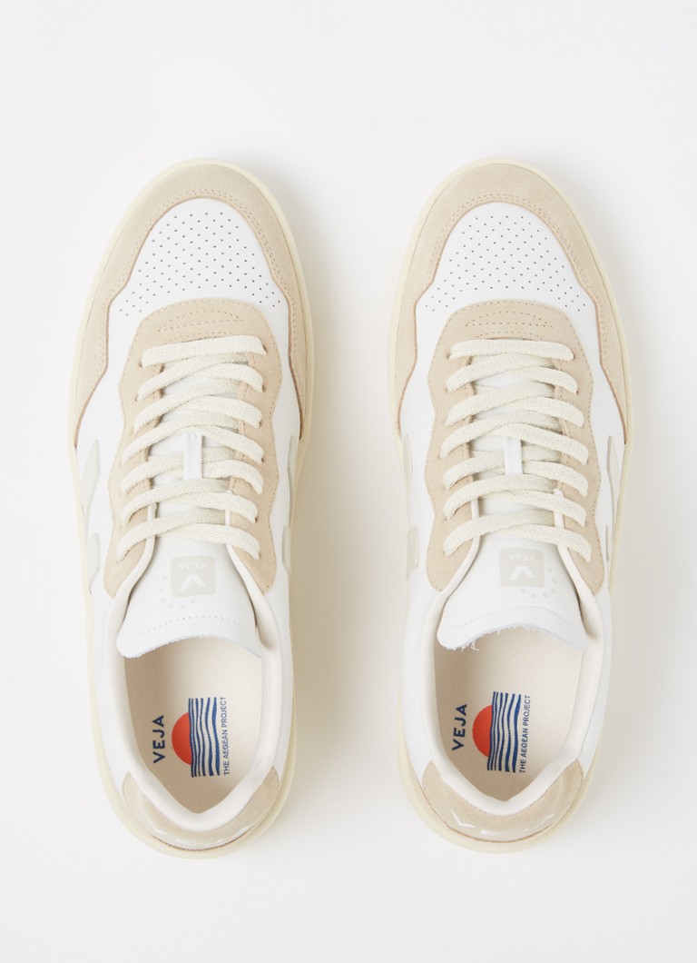 Scopri la sneaker V-90 in pelle con dettagli in camoscio.