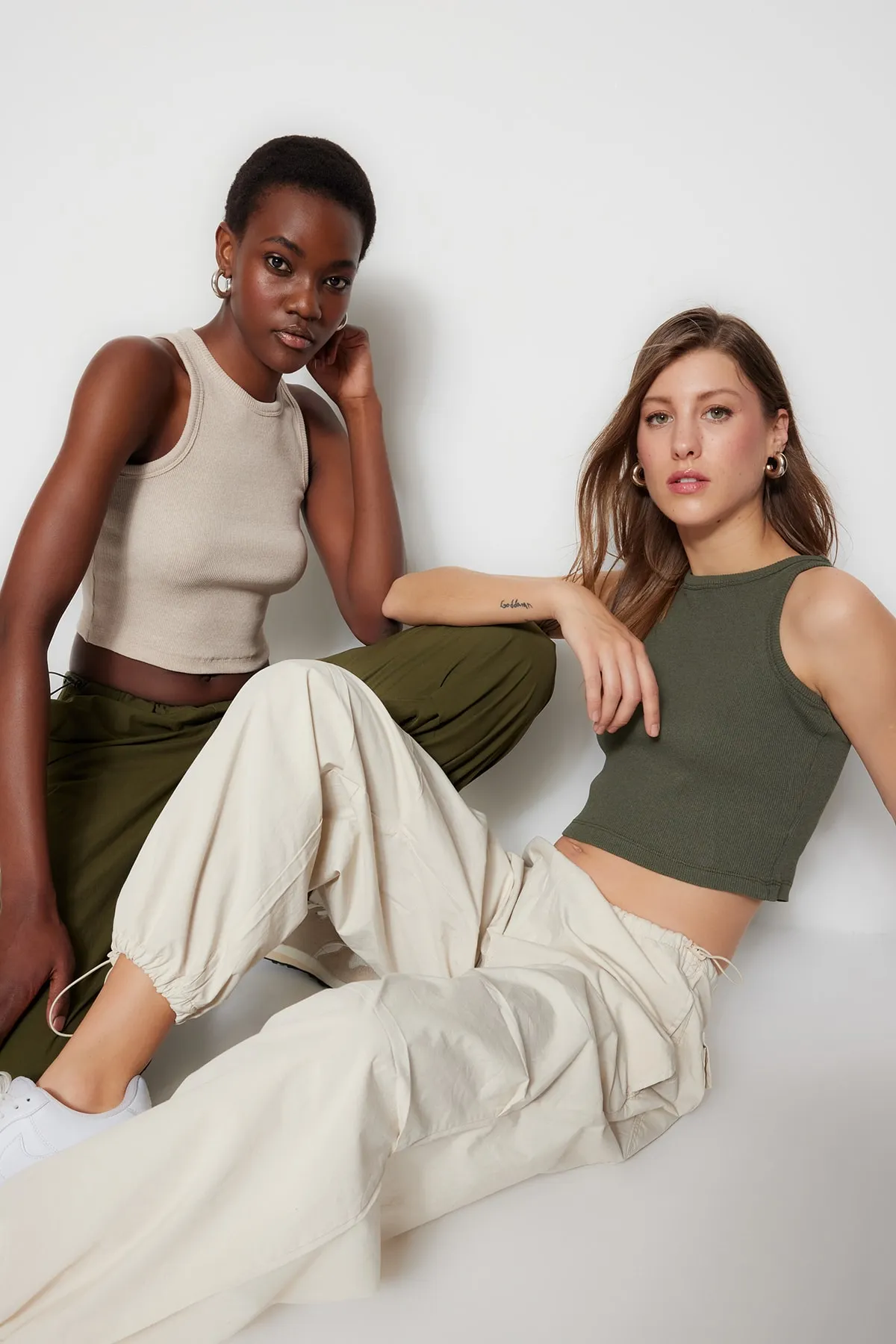 Trendyol Collection  Khaki-Beige 2er-Pack tailliertes/tailliertes Crop-Neckholder-Tanktop aus geripptem flexiblem Strick TWOSS21AL0058