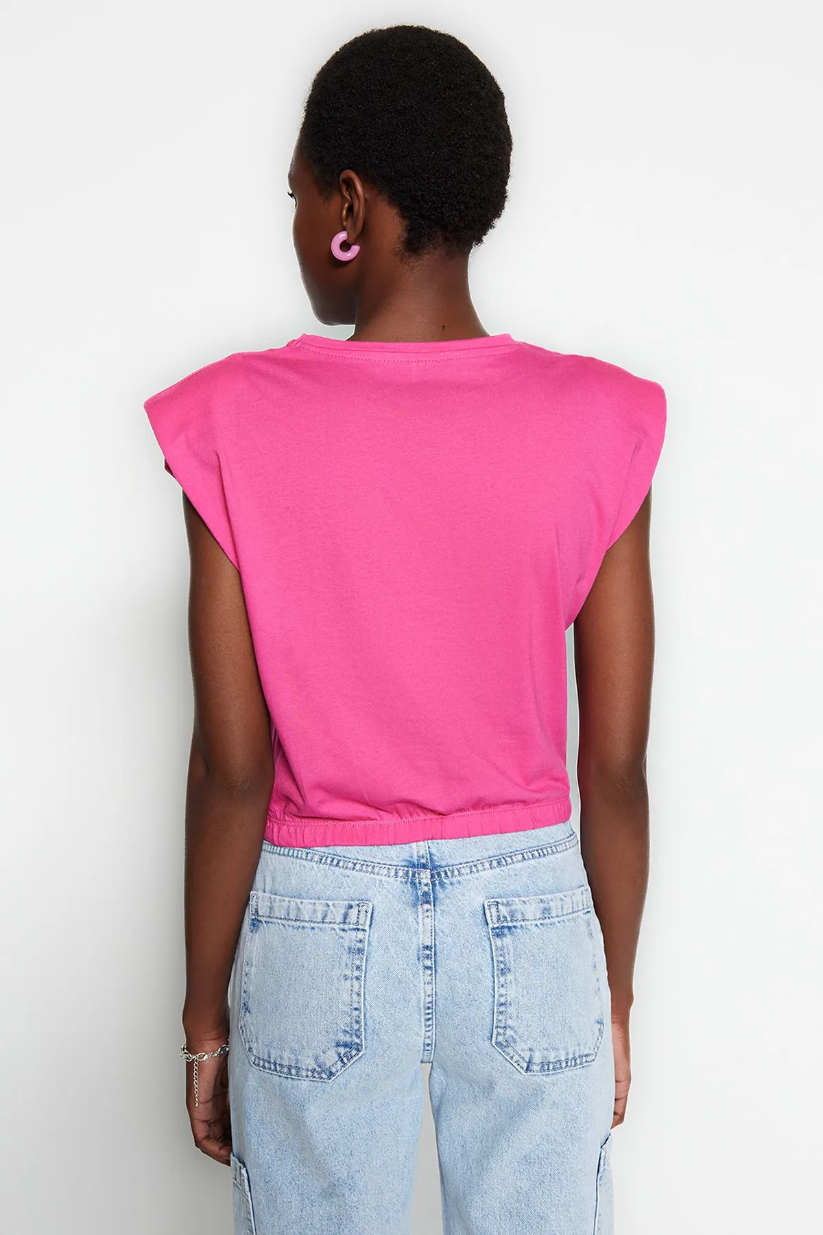Trendyol Collection  Fuchsiafarbenes, wattiertes, kurz geschnittenes Strick-T-Shirt aus 100 % Baumwolle mit Rundhalsausschnitt TWOSS21TS0379