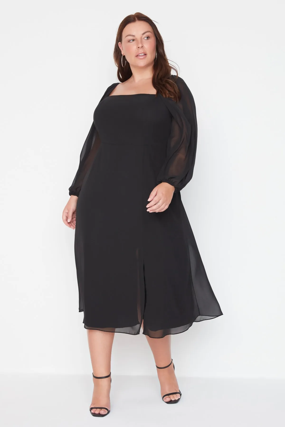 Trendyol Curve  Schwarzes A-Linien-Midikleid aus gewebtem Chiffon mit quadratischem Ausschnitt und Schlitz TBBAW23AH00107