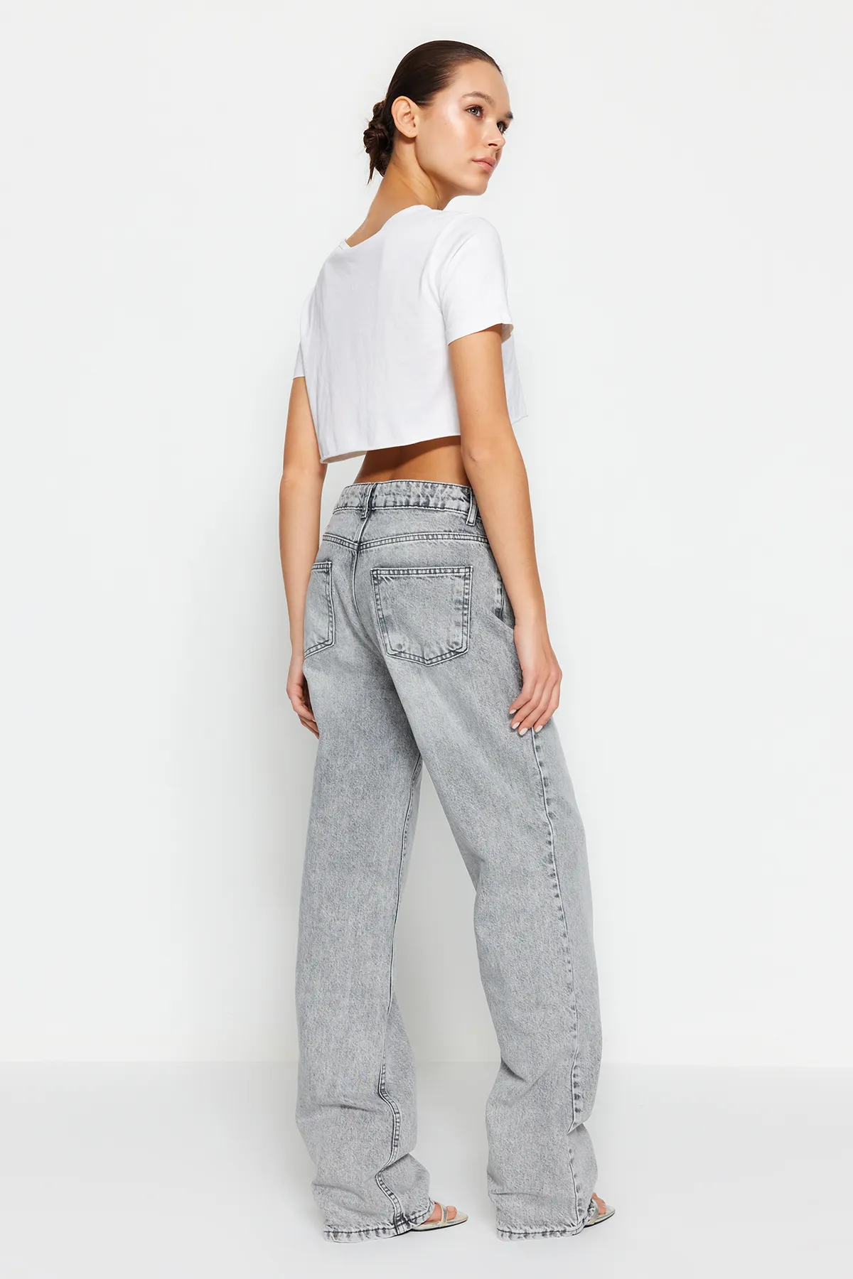 Trendyol Collection  Graue Jeans mit niedriger Taille und weitem Bein TWOSS24JE00033
