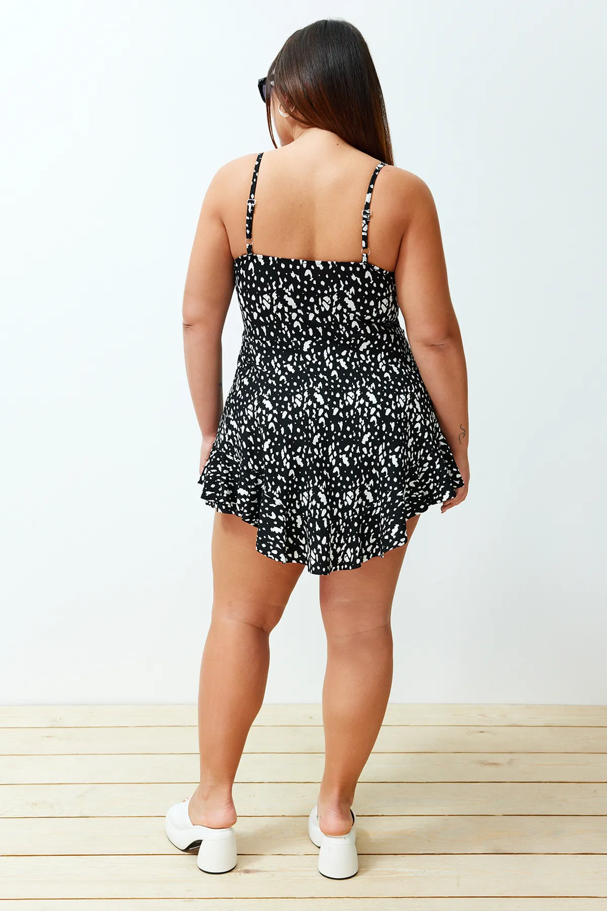 Trendyol Curve  Schwarzer Mini-Strickoverall mit Riemchenvolant und Shorts TBBSS24BG00000