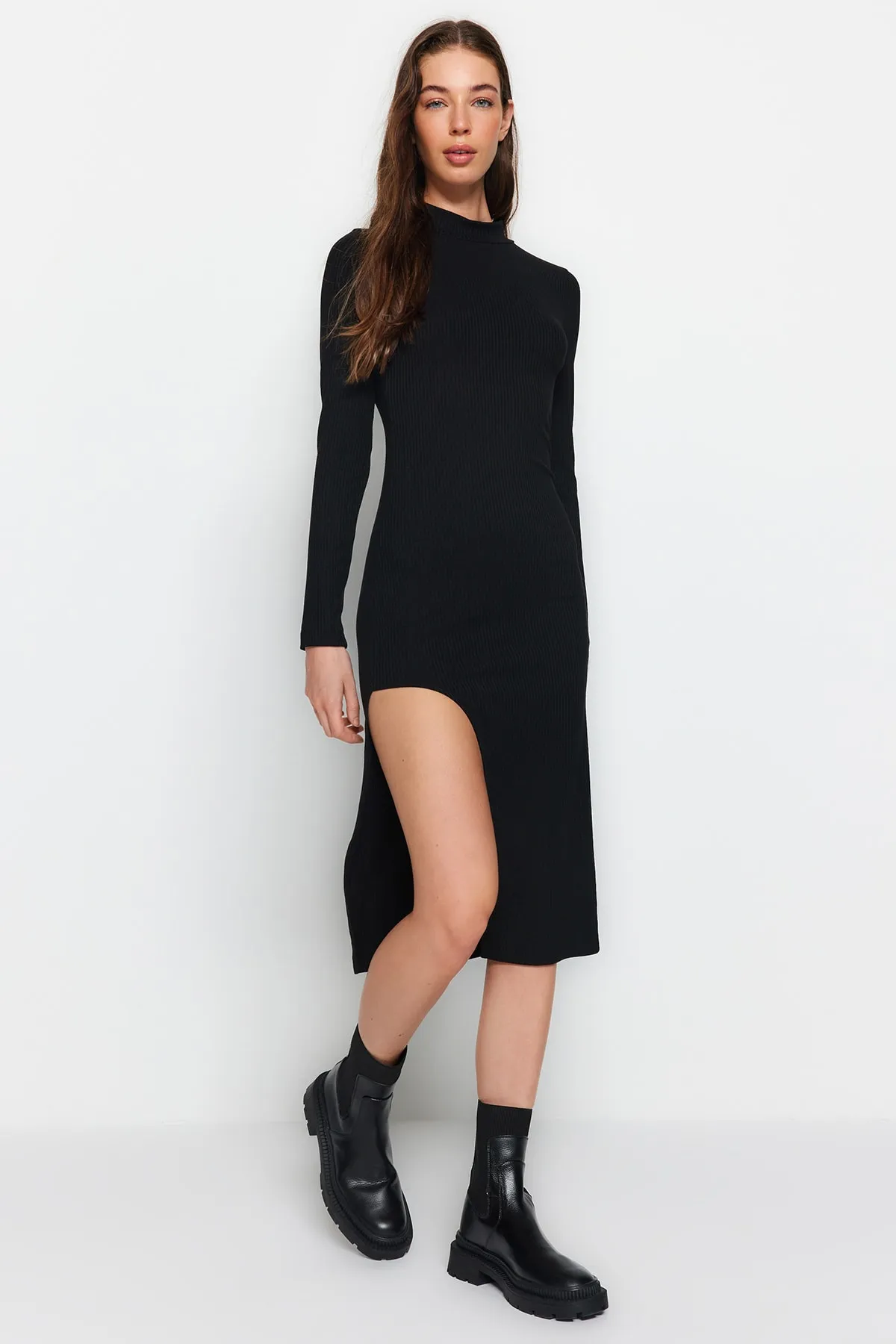 Trendyol Collection  Schwarzes, geripptes, tief geschlitztes, detailliertes, tailliertes Midi-Stretch-Strickkleid TWOAW24EL00174