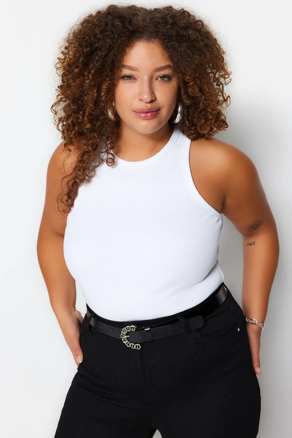 Trendyol Curve  Weißes Basic-Strick-Tanktop mit Neckholder-Kragen TBBSS23CV00001