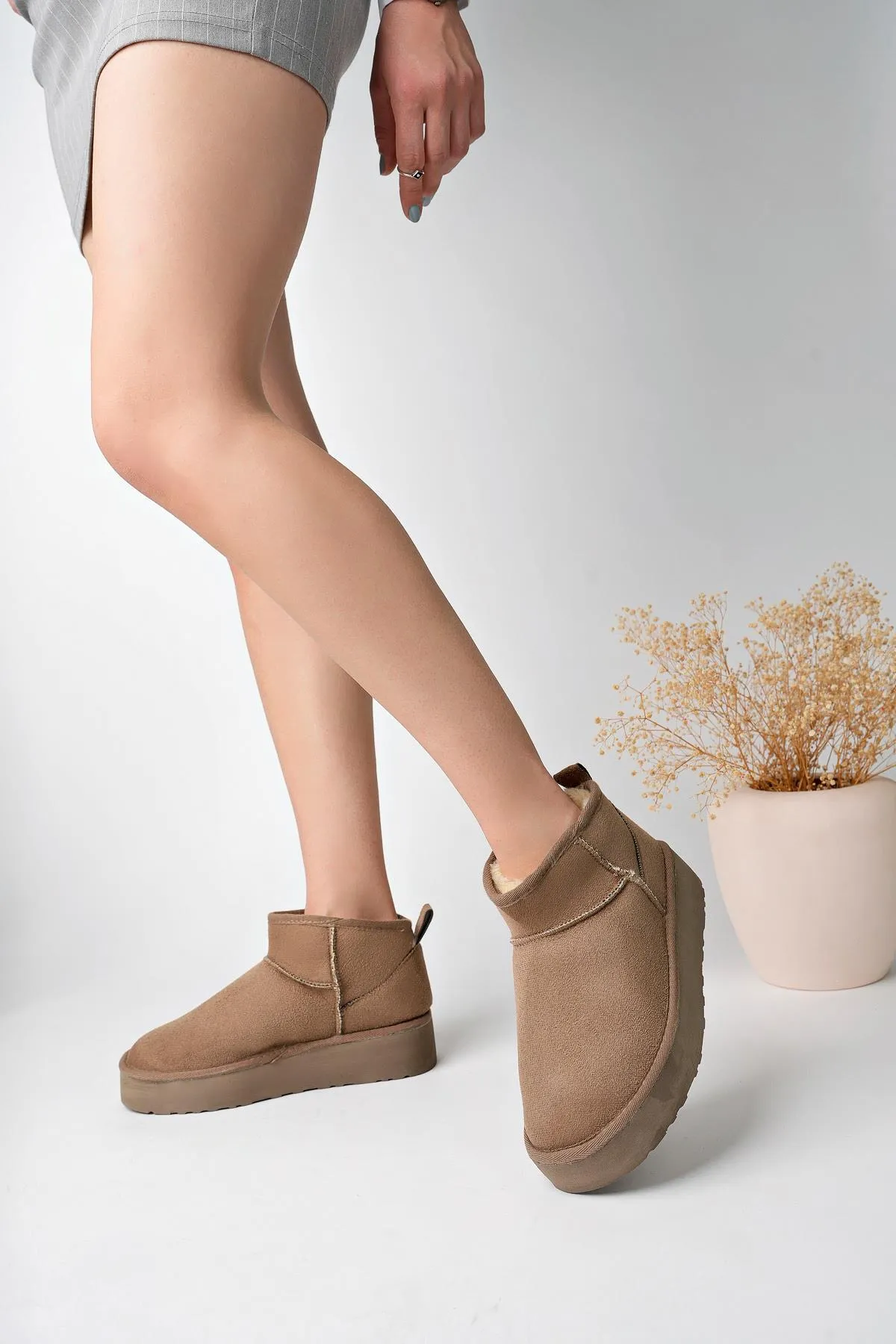 MUGGO  Hug Guaranteed Damen-Stiefeletten mit dicker Sohle und haarigem Mini-Stil