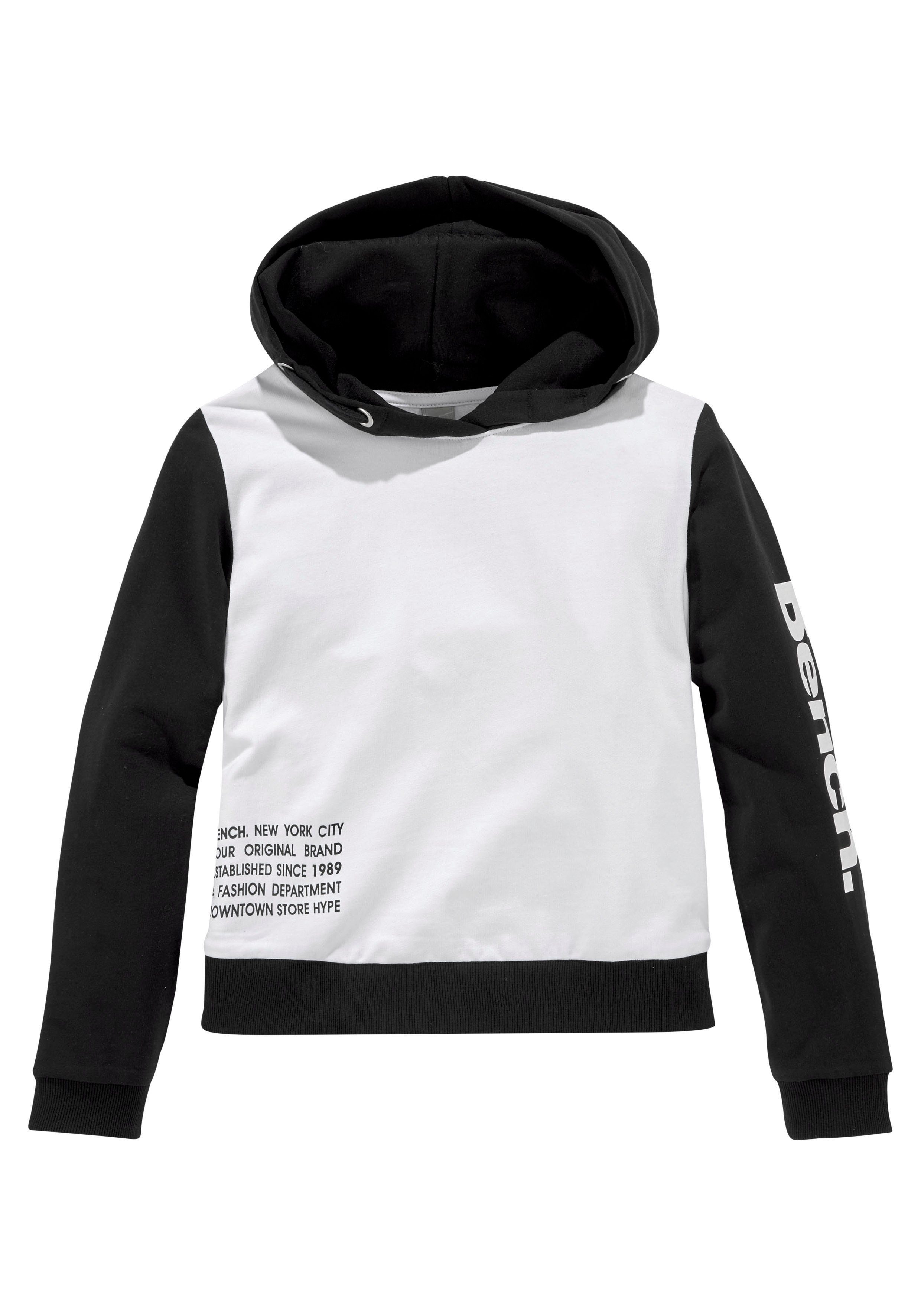 Bench. Kapuzensweatshirt in kurzer Form