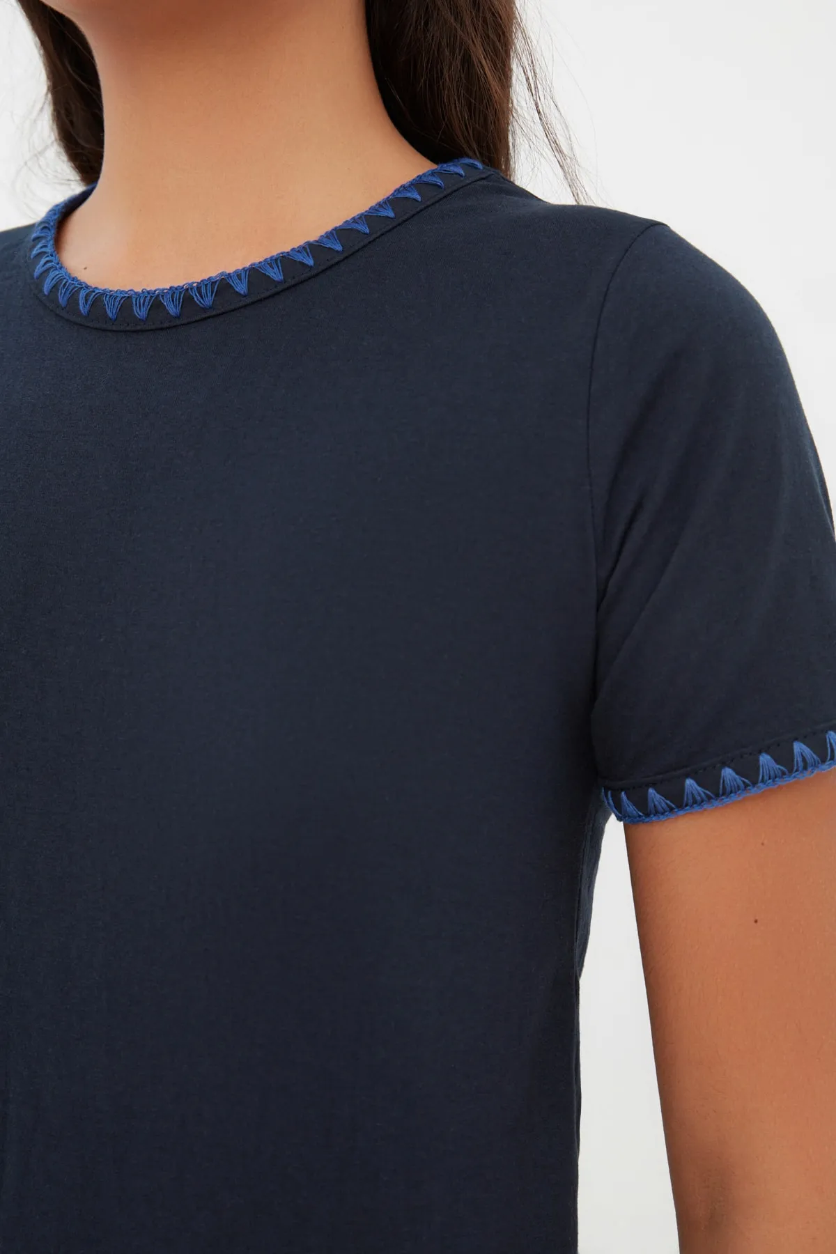 Trendyol Collection  Marineblaues Basic-Strick-T-Shirt aus 100 % Baumwolle mit Rundhalsausschnitt und Kontrastnaht-Detail TWOSS19AD0085