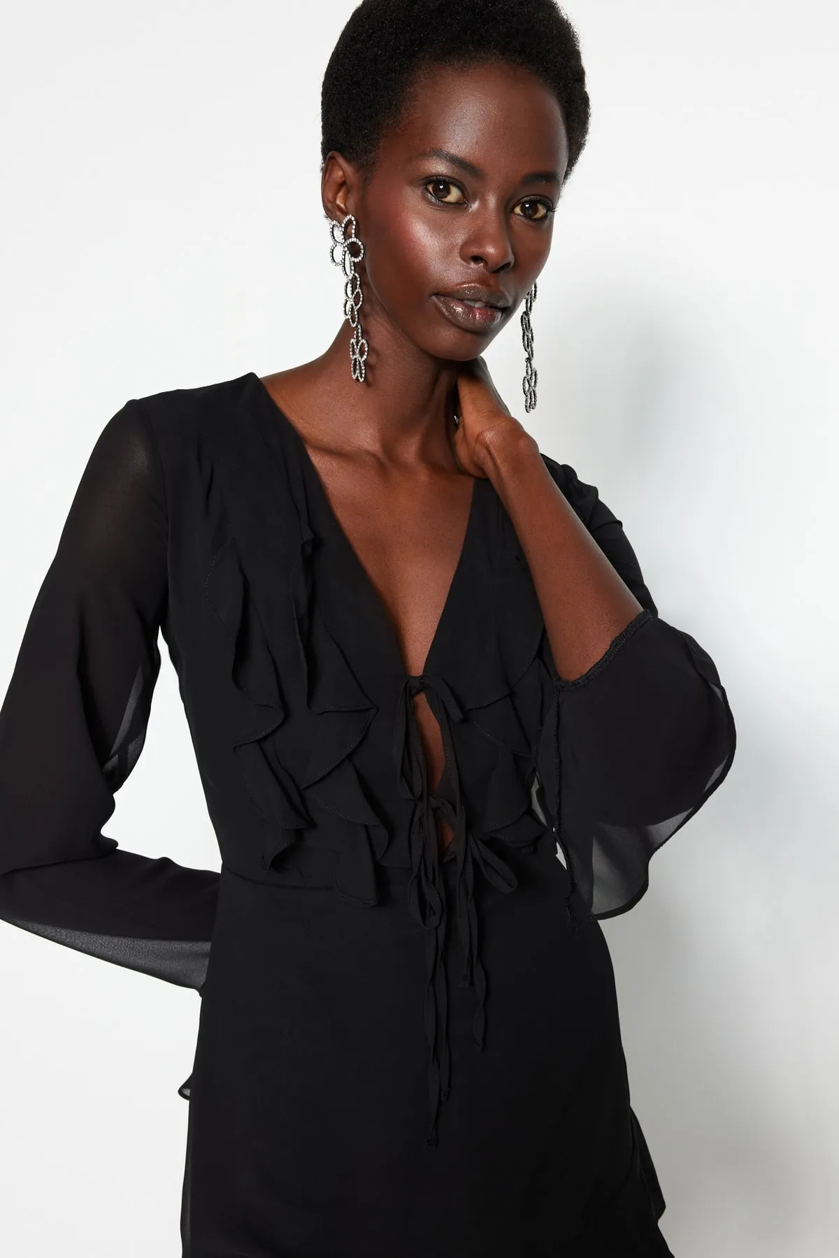 Trendyol Collection  Schwarzes elegantes Abendkleid aus Chiffon mit offener Taille/Skater-Futter TPRSS23EL00160