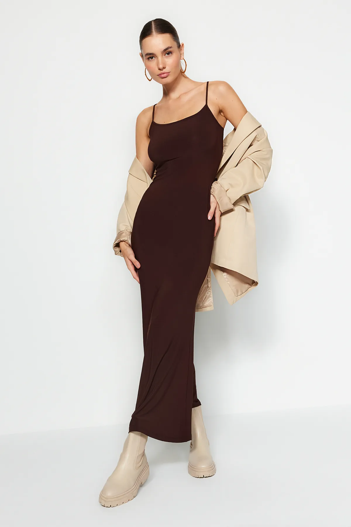Trendyol Collection  Braunes, tailliertes Maxi-Bleistiftkleid aus flexiblem Strick mit Trägern TWOSS23EL02435