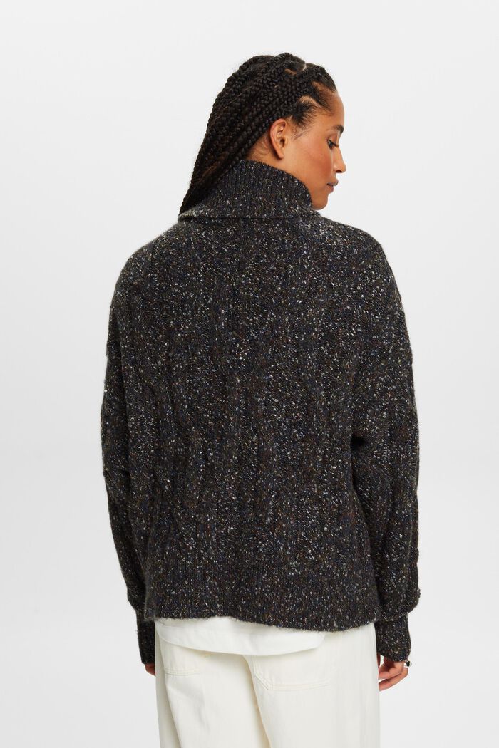 Rollkragenpullover im Zopfstrick-Design