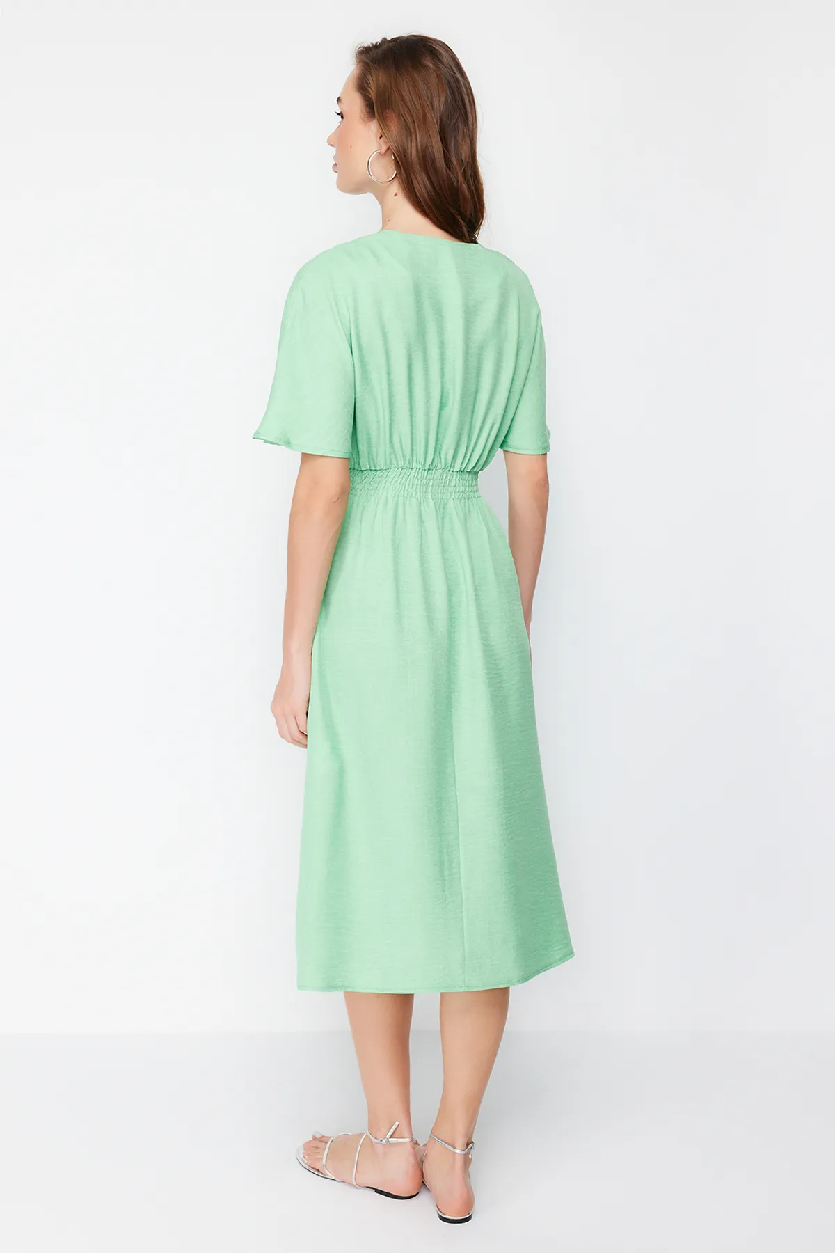 Trendyol Collection  Grünes Midi-Webkleid in A-Linie/Glockenform mit Bindedetail TWOSS23EL01543