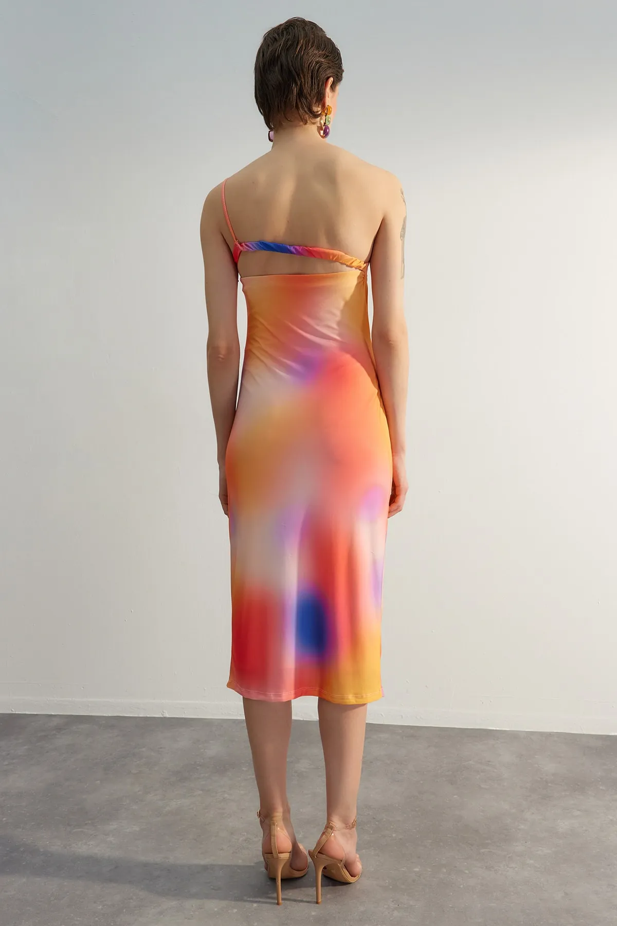 Trendyol Collection  Mehrfarbig bedrucktes, tailliertes Midi-Bleistiftkleid aus flexiblem Strick mit One-Shoulder-Träger TWOSS23EL01577