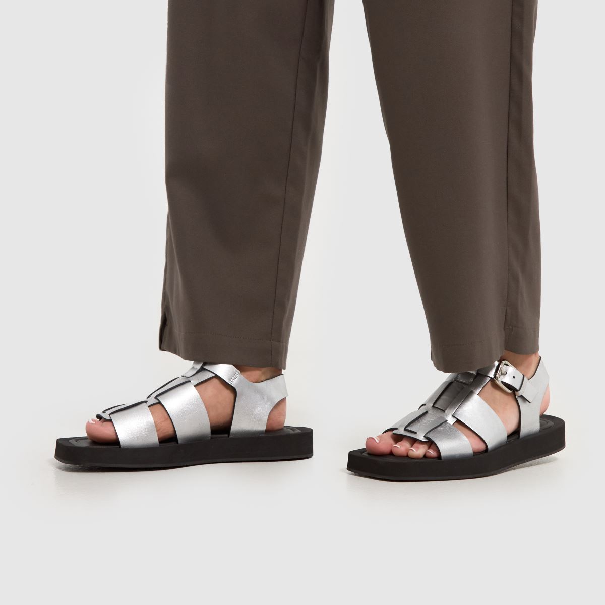 Schuh Thea – Silverfärgade fiskarsandaler i läder