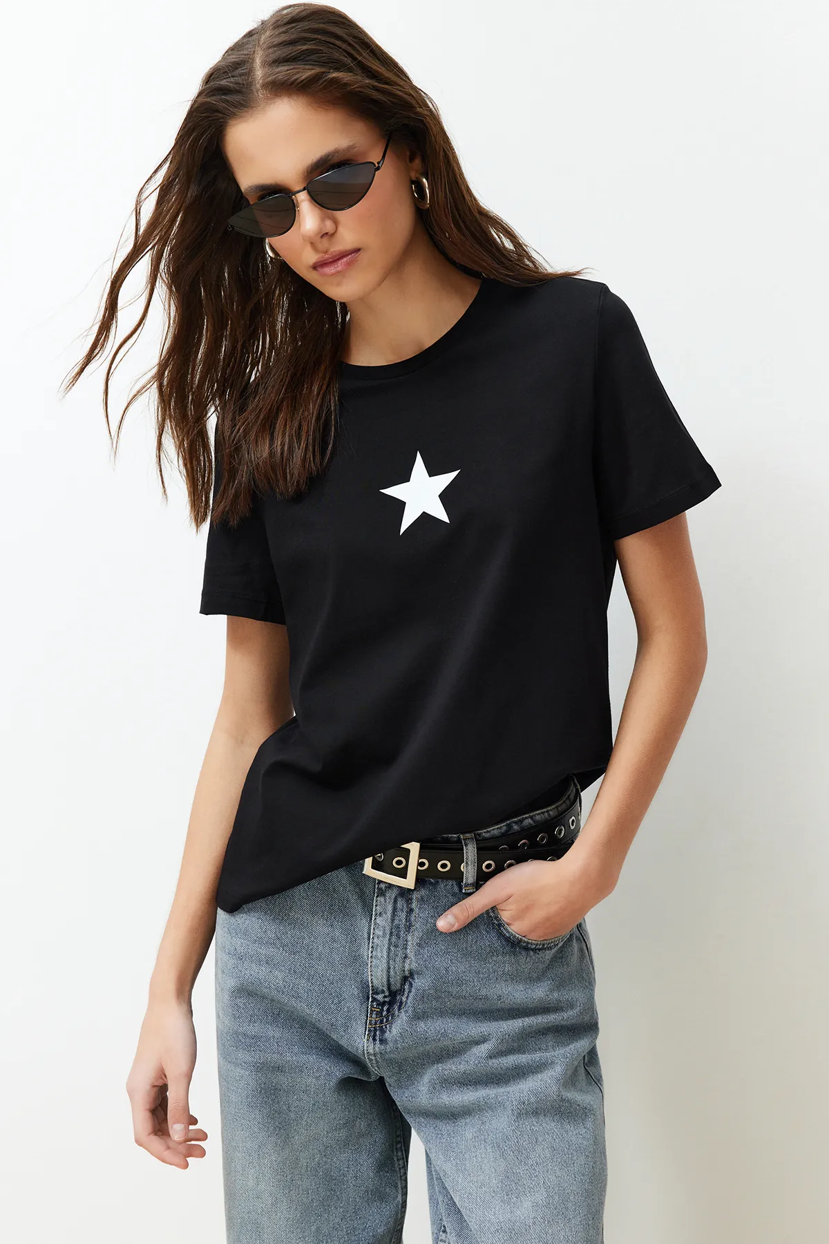 Trendyol Collection  Schwarzes Strick-T-Shirt mit Rundhalsausschnitt und Stern-Aufdruck, 100 % Baumwolle, Regular/Regular Fit TWOSS24TS00095