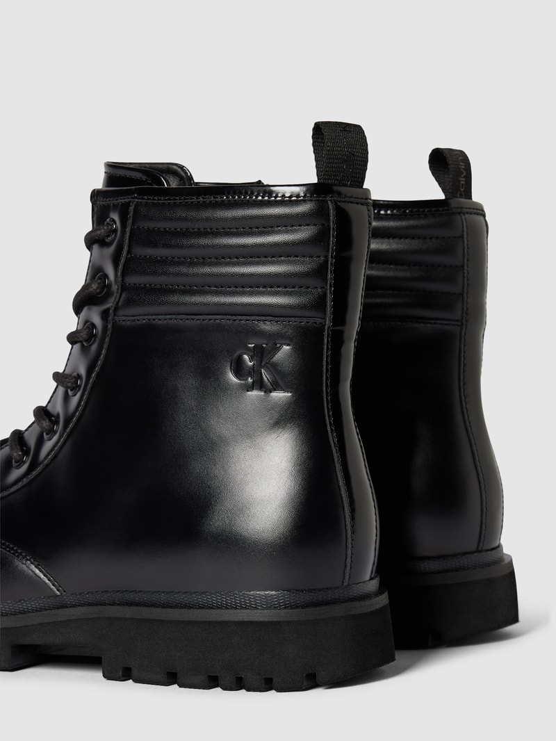 Schnürstiefel mit Label-Detail in black