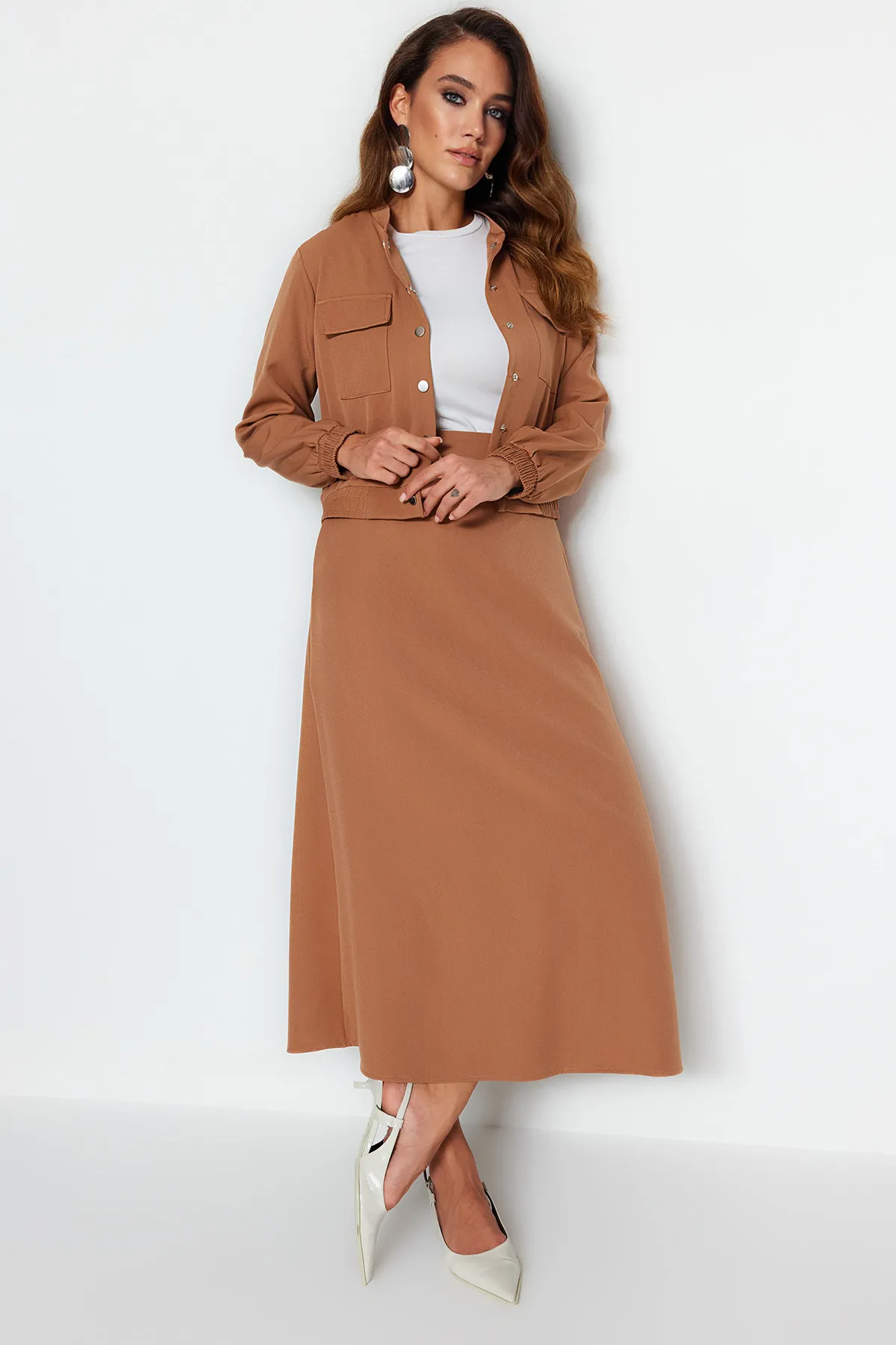 Trendyol Modest  Kamelfarbenes Set aus Bomberjacke und Rock aus gewebtem Stoff mit Ober- und Unterteil TCTAW24US00078