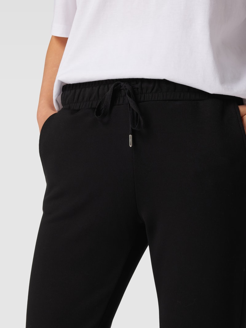 Sweatpants mit Paspeltaschen am Gesäß in schwarz