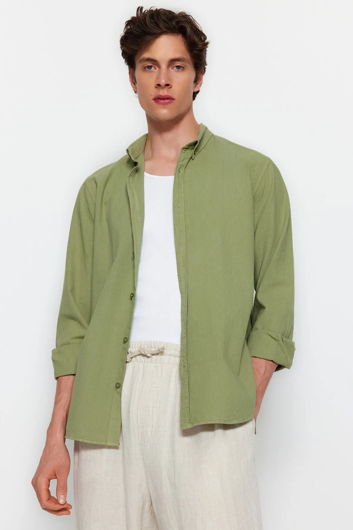 Trendyol Collection  Khakifarbenes Unisex-Hemd mit regulärer Passform aus 100 % Baumwolle und Leinenoptik TMNSS23GO00099